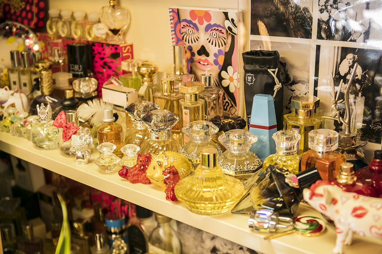 美のインスピレーションの源でもある事務所エントランスの「美工房」の一角には、長い時間をかけて蒐集してきた世界中の香水を飾っています。