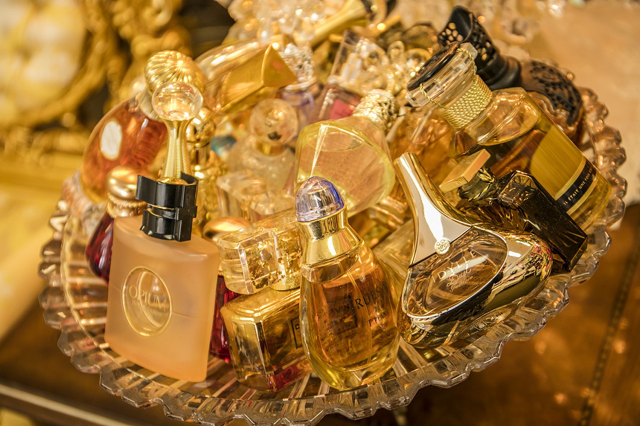 「名香」とよばれるものたちは、香りだけでなく香水瓶も美しいものばかり。香水の歴史に名を馳せる調香師たちが、全身全霊で創り上げた香り。それを包む「香水瓶」は、まさに芸術品の域。