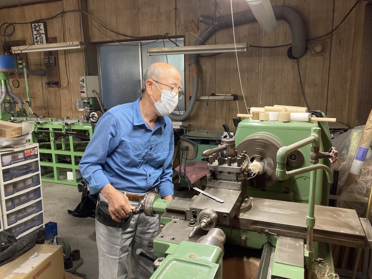 自らコマを作る現会長の植田 孝さん。コマを作る機械まで設計した。工場にあるほとんどの機械は孝さん自らが設計したり作ったりしたもの。